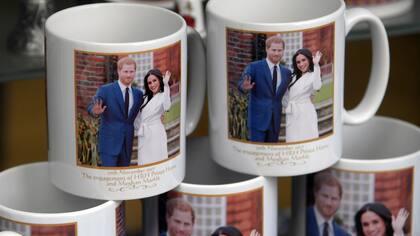 Tazas, llaveros, dedales, remeras, posters y hasta decorados para cupcakes forman parte de la Royal wedding manía