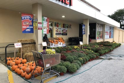 El negocio ofrece verduras y frutas frescas, así como todo tipo de alimentos y productos para el hogar