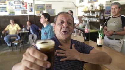 El negro Becerra, el inventor del Fernet con Coca (Foto: Facebook @CruzdelEjeitsPossible)