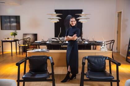 El negro, el blanco y el crudo se dan la mano en el living y en el comedor de líneas contemporáneas.