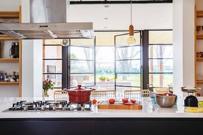 “El negro me resultaba duro para los muebles de la cocina. Hay que reivindicar el gris, que es un color cálido; y este tono, si bien es oscuro, tiene mucha luz”.