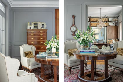 El Negro imaginaba un mueble de época para este espacio y mandó a copiar la cómoda de un amigo que acababa de heredar muebles ingleses originales. Para cortar con lo clásico, letras modernistas (Century) que, además, se encienden de noche.