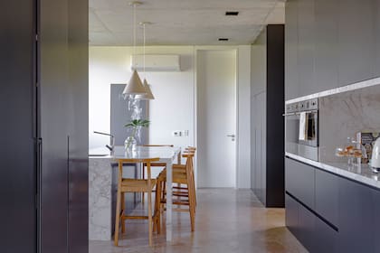 El negro tiene una versatilidad increíble. Puede utilizarse en superficies mate para lograr una estética sobria y sofisticada o en acabados brillantes que aportan un toque de lujo y profundidad.