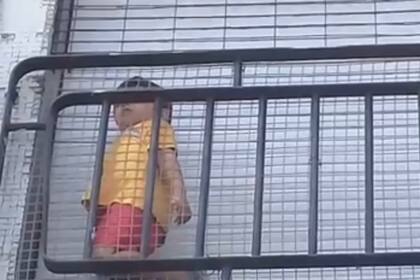 El nene tendría no más de 4 años; vecinos acusaron que permaneció encerrado durante "unos cinco o diez minutos"