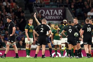 A dos semanas del Mundial, los All Blacks sufrieron la peor goleada de su historia y fue expulsada una figura