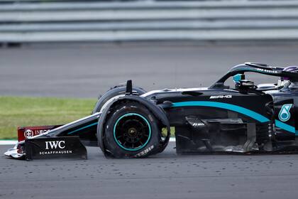 El neumático delantero izquierdo destrozado del Mercedes de Lewis Hamilton no resultó un impedimento para que el británico firmará su tercera victoria en el año, la séptima en Silverstone y la N°87 de su formidable trayectoria