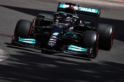 El neumático trasero izquierdo de Lewis Hamilton tenía un corte oculto de casi 7 centímetros