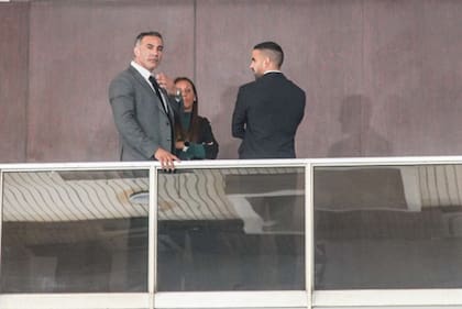 El neurocirujano Leopoldo Luque (de traje gris), la psiquiatra Agustina Cosachov y el psicólogo Carlos Díaz (de espaldas)