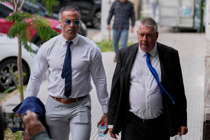 El neurocirujano Lepoldo Luque y uno de sus abogados, Julio Rivas