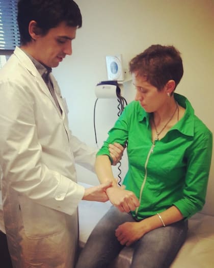 El neurólogo Alejandro Köler en FLENI haciéndole un control de rutina y evaluación a Sofía Bauzá en 2018