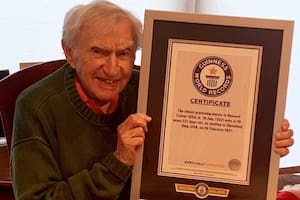 El neurólogo Howard Tucker tiene 102 años, sigue en funciones y revela su secreto para ser longevo