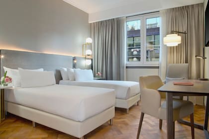 El NH Crillón cuenta con 96 habitaciones de distinta gama, las cuales fueron renovadas recientemente