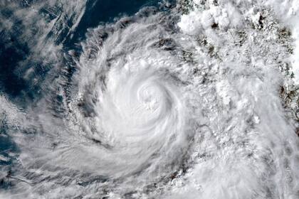 El NHC destaca que las probabilidades de desarrollo son 0% en 48 horas pero aumentan al 50% en 7 días, dependiendo de si supera la barrera de aire seco y alcanza aguas subtropicales más cálidas