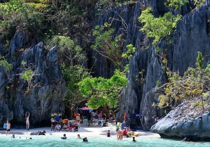 El Nido, en Filipinas, cuenta con numerosas playas espectaculares, perfectas para practicar deportes acuáticos y realizar excursiones en barco (Foto: BBC)