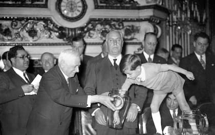 El nieto de Jules Rimet fue el que eligió las bolillas durante el sorteo del Mundial de Francia 1938