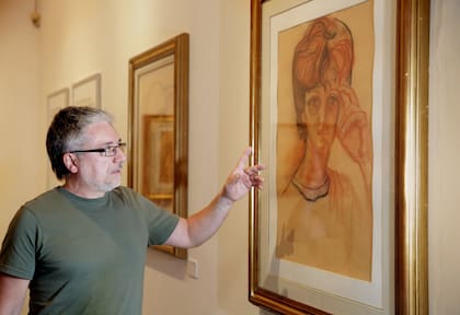 El nieto de Spilimbergo cara a cara con un retrato pintado por su abuelo