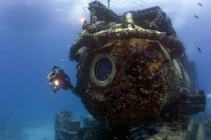 El nieto del famoso oceanógrafo debió someterse a un largo proceso de descompresión por casi 16 horas para readaptarse a la superficie