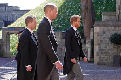 El nieto mayor del duque, Peter Phillips,
con los príncipes William y Harry.