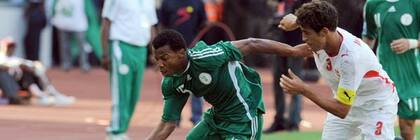 El nigeriano Uche Ikechukwu lucha con el capitán tunecino Kareem Haggui, en el empate 2 a 2, en Abuja