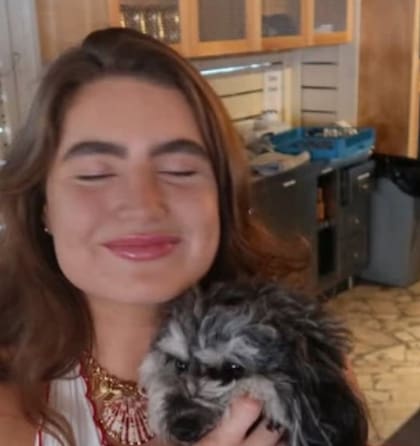 El Nightcap evita el acceso de terceros a la bebida, cubriendo por completo el vaso, como se ve en esta imagen compartida por Shirah en sus redes sociales.