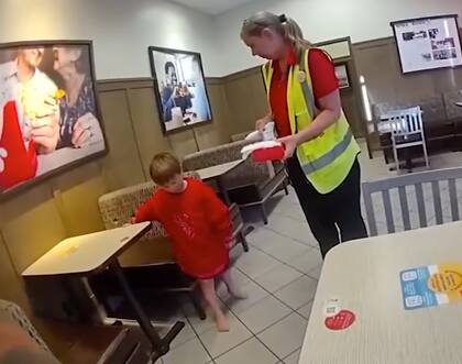 El niño abrió la puerta de la reja y caminó calle abajo hasta el restaurante