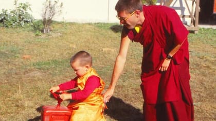 El niño budista estaba muy desconectado de sus padres.