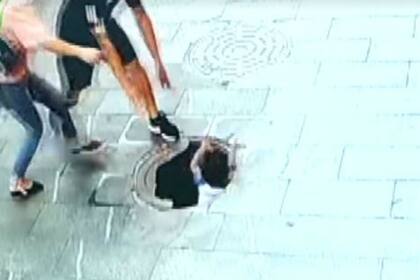 El niño cae a la alcantarilla ante la desesperación de sus padres