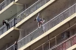 Un niño de 11 años quedó colgado del balcón de un octavo piso