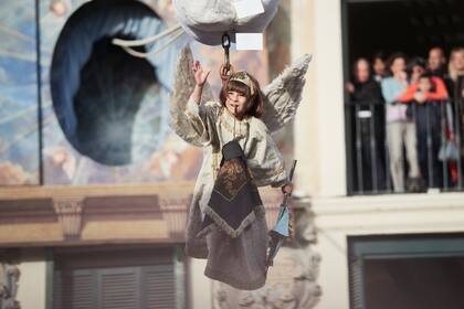 El niño de 7 años, Diego Marton, protagoniza la ceremonia de la bajada del Ángel, el 9 de abril de 203, en Tudela, Navarra, España. Este acto de Semana Santa, declarada Fiesta de Interés Turístico Nacional, cumple 360 años en la Ribera Tudelana