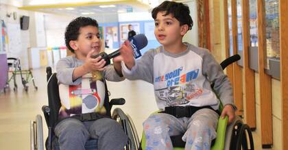 El niño de la derecha de la imagen utiliza la silla de rueda de Wheelchairs of Hope