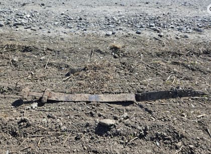El niño de seis años notificó haber visto un metal oxidado y resultó ser una espada de 1300 años