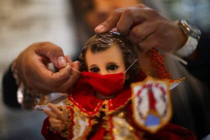 El Niño Dios Covid incorpora el efecto de la pandemia a una tradición que lleva décadas en la cultura navideña de diversos países latinoamericanos