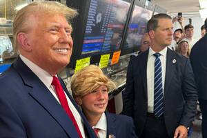 El niño fanático de Donald Trump que fue a visitarlo disfrazado durante la recorrida del precandidato en Philadelphia