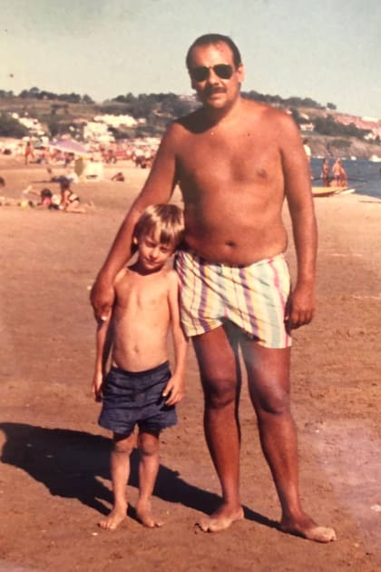 El niño Fernando Montero de vacaciones junto a su papá