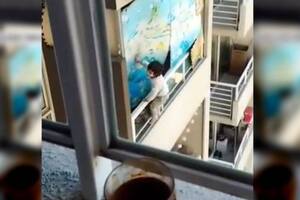 Filman a un nene caminando por la cornisa de una ventana en un piso 21