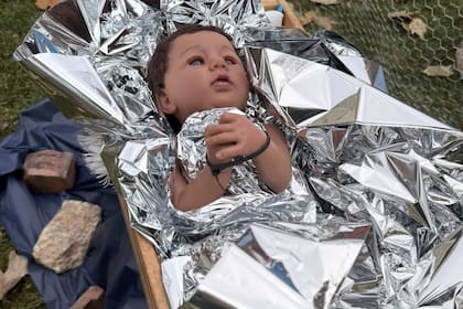 El niño Jesús de Evanston, Chicago, con sus manos atadas con precintos