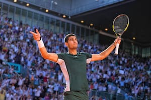 Alcaraz, el niño maravilla, también venció a Djokovic y avanzó a la final en Madrid en su semana soñada