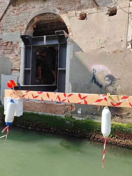 El niño migrante, obra de Banksy, fue retirada de un palacio veneciano para su restauración y futura exposición