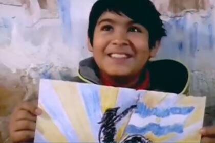 El niño mostró su dibujo alusivo a la fecha patria