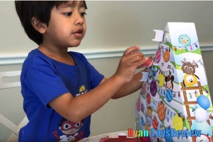 Ryan desempaca juguetes, pero también realiza actividades didácticas y experimentos científicos en sus videos. (Imagen: YouTube/Ryan ToysReview)