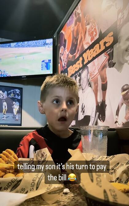 El niño nunca cayó en pánico cuando su papá le pidió pagar la cuenta