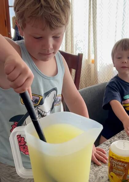 El niño participó en la creación de la limonada