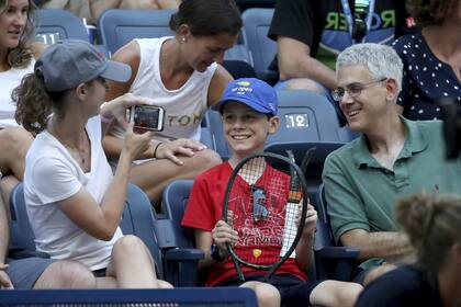 El niño plateísta, contento con el inesperado regalo de Wawrinka.