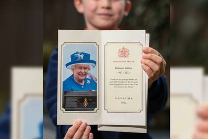 El niño posa orgulloso con su carta (Foto Manchester Evening News)