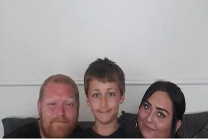 El nio salvavidas con sus padres que salt de un muelle, nad entre botes de pesca y lleg al encuentro del pequeo en peligro