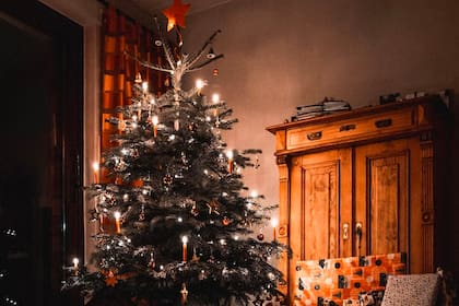 El niño tomó su regalo del árbol de Navidad