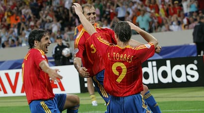 Nacido en Tandil, Mariano Pernía, con la camiseta 3, abraza a Fernando Torres, autor de un gol para España en el Mundial Alemania 2006; con ellos, Raúl González Blanco.