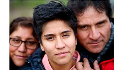 El niño transgénero Tobías, de 16 años, posa para un retrato con sus padres Paulina y Carlos en un parque en Santiago, Chile.
