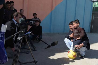 El niño y su padre, focos de la atención mediática en Kabul
