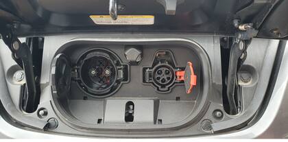 El Nissan Leaf permite tres tipos de carga (de ahí sus dos enchufes)